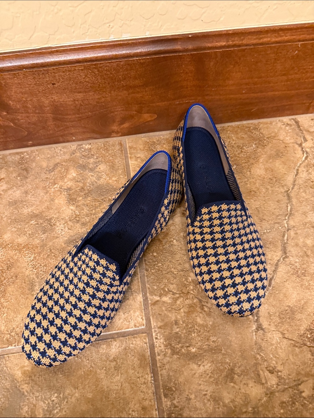 Rothys Ladies Houndstooth Slip-On Loafers - nwot